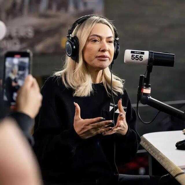 Depremzedeler için yardım toplayan Hadise, yaşadığı duygulardan bahsederken gözyaşlarına hakim olamadı