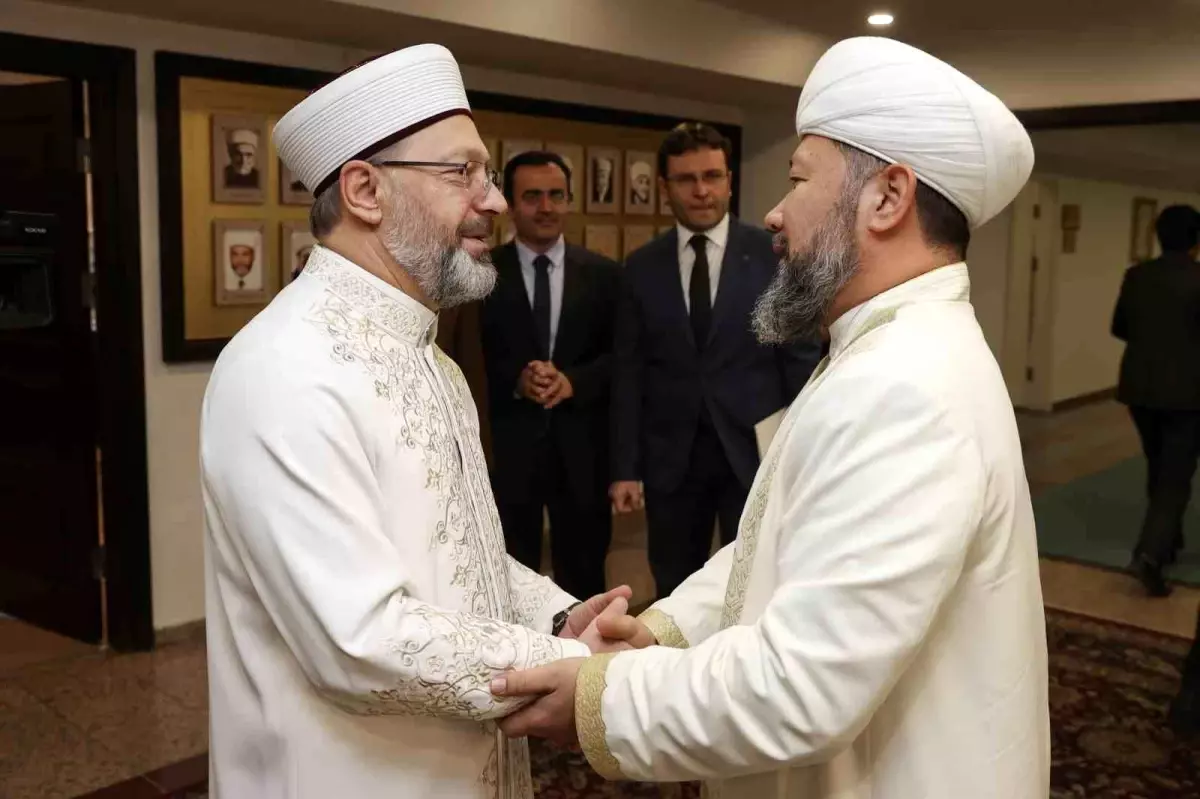 Diyanet İşleri Başkanı Erbaş: "Birlik, beraberlik ve seferberlik halinde yaralarımızı sarmaya çalışıyoruz"