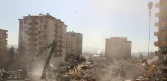 Ebrar Sitesi'nin enkazından 22 kişiyi sağ çıkardılar; kurtarma anları kamerada (2)