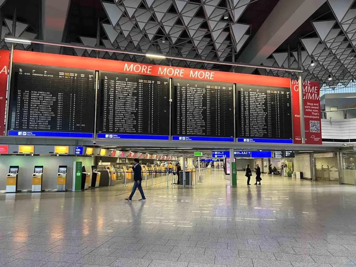 Frankfurt Havalimanı çalışanlarından protesto