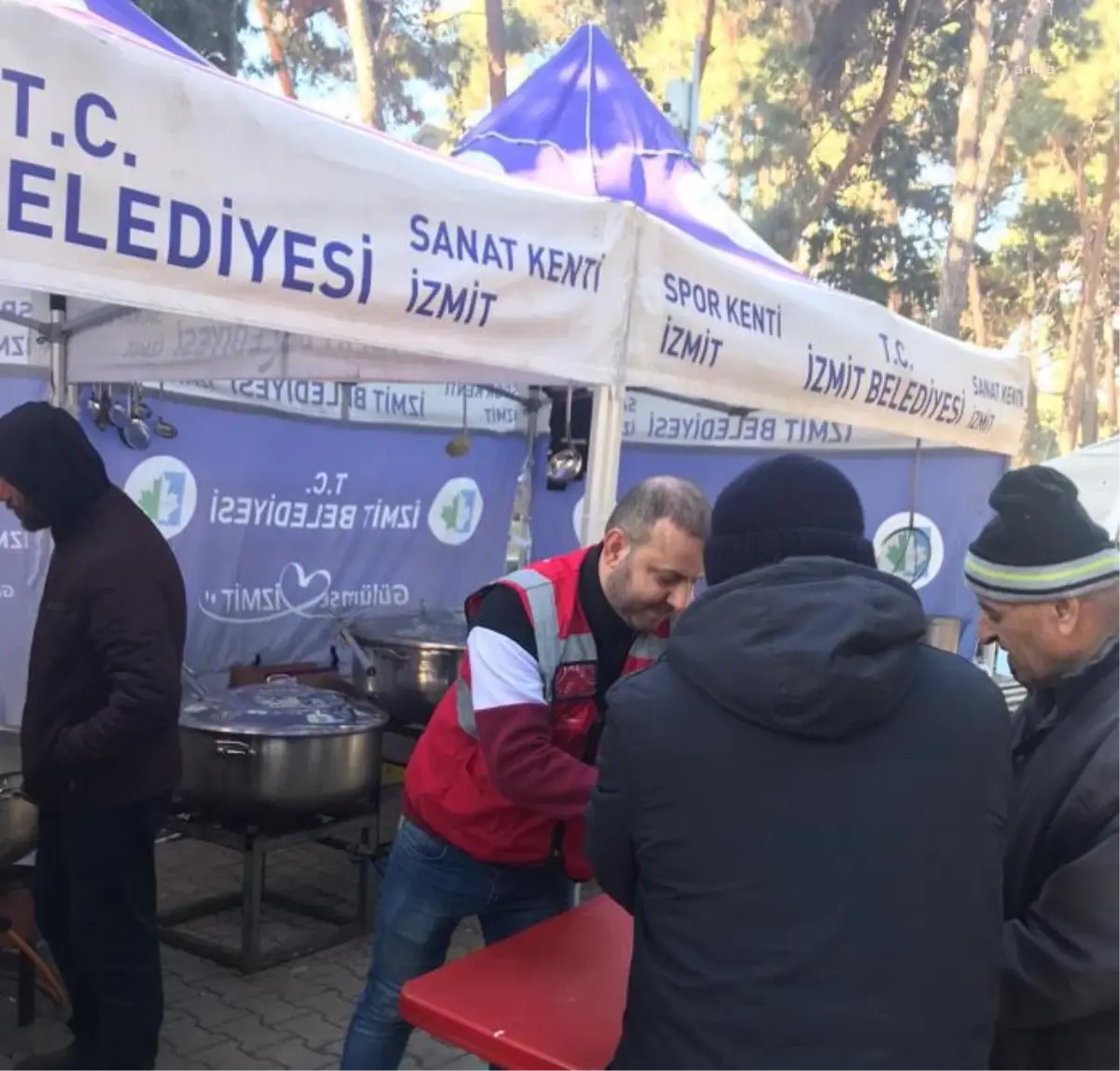 İzmit Belediyesi, Hatay Defne\'de Günde 7 Bin Kişiye Sıcak Yemek Dağıtıyor