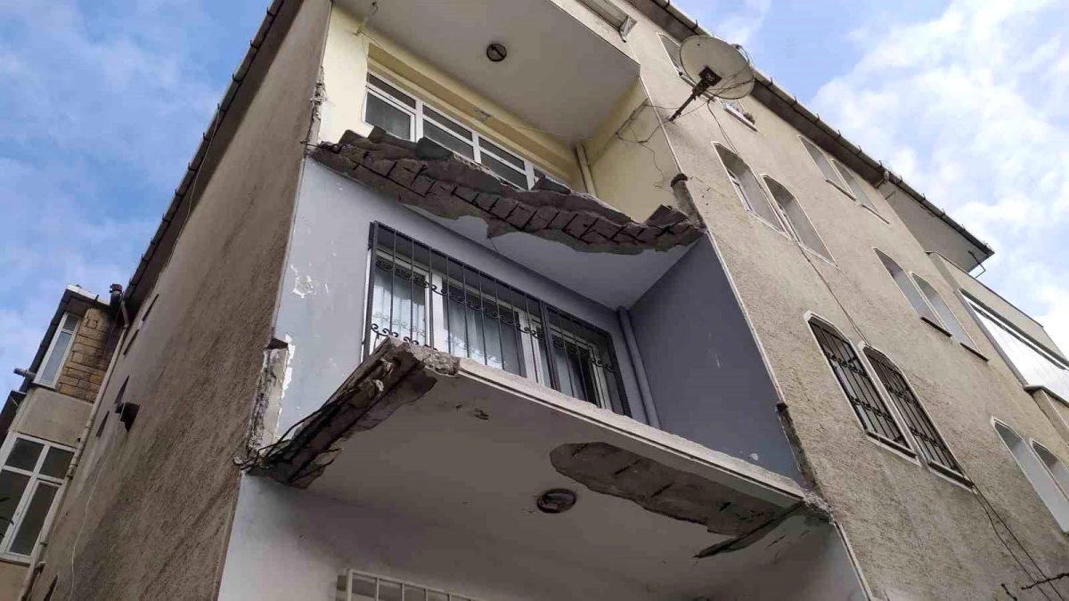 Küçükçekmece\'de yıkılan balkon deprem paniği oluşturdu