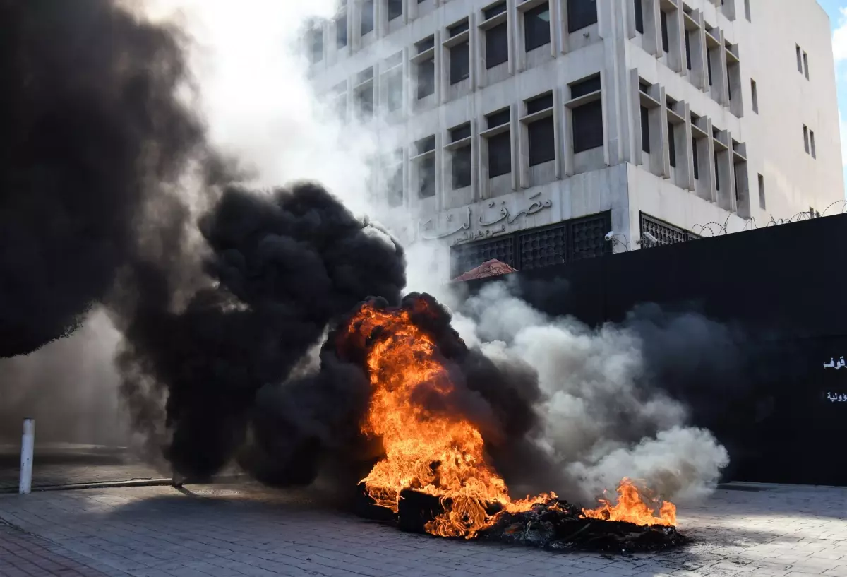 Lübnan\'da Halk Finansal Krizi Protesto Etti