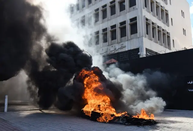 Lübnan'da Halk Finansal Krizi Protesto Etti