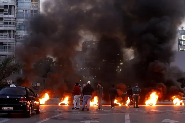 Lübnan'da Halk Finansal Krizi Protesto Etti