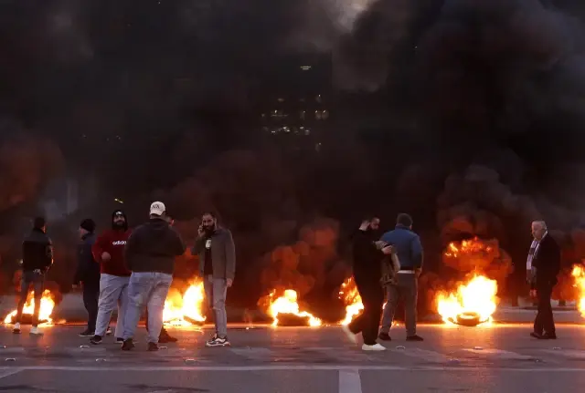 Lübnan'da Halk Finansal Krizi Protesto Etti