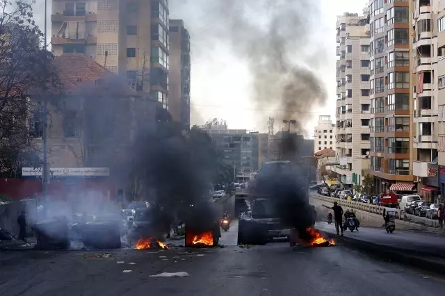 Lübnan'da Halk Finansal Krizi Protesto Etti