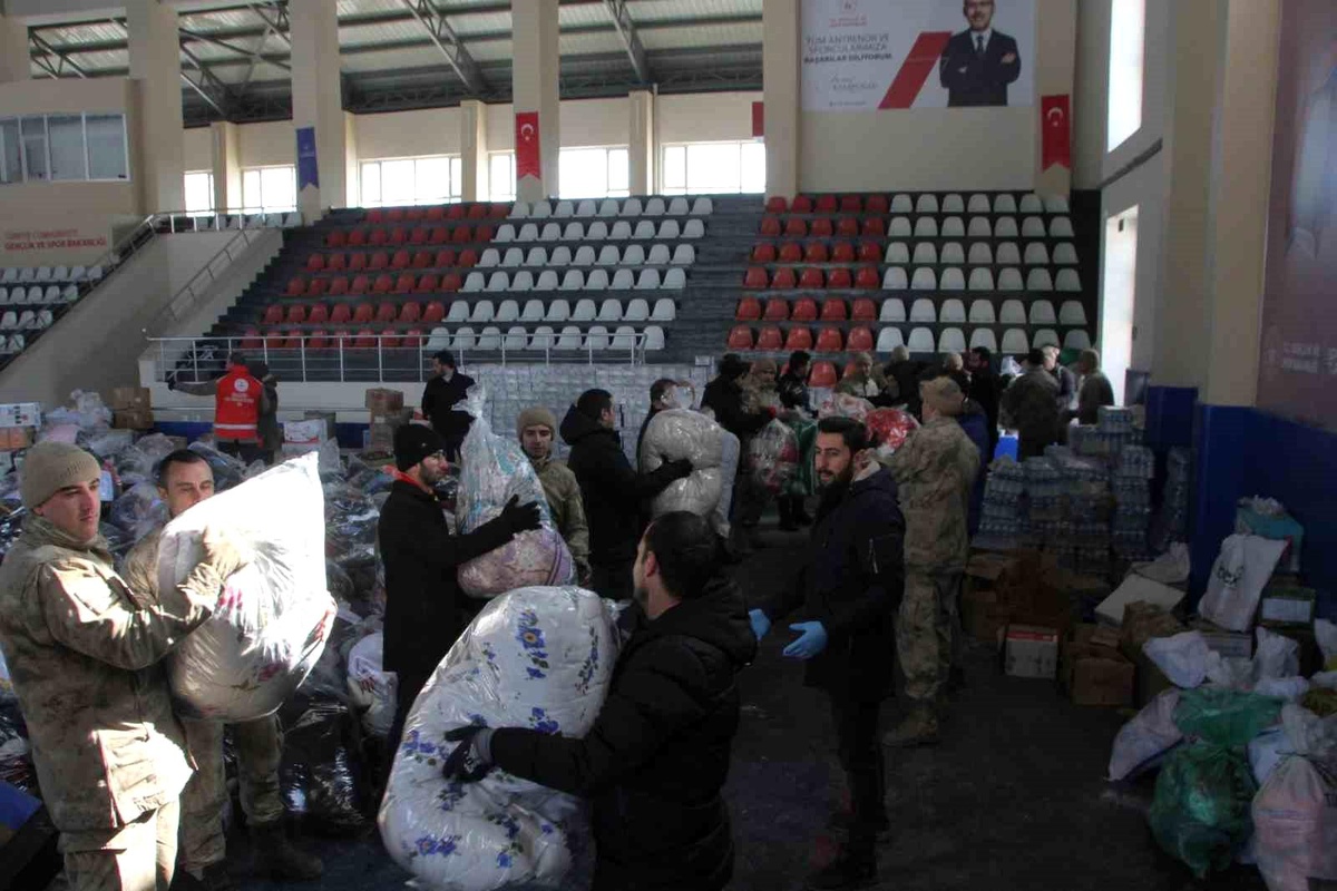 Malazgirt\'te depremzedeler için yardım seferberliği devam ediyor