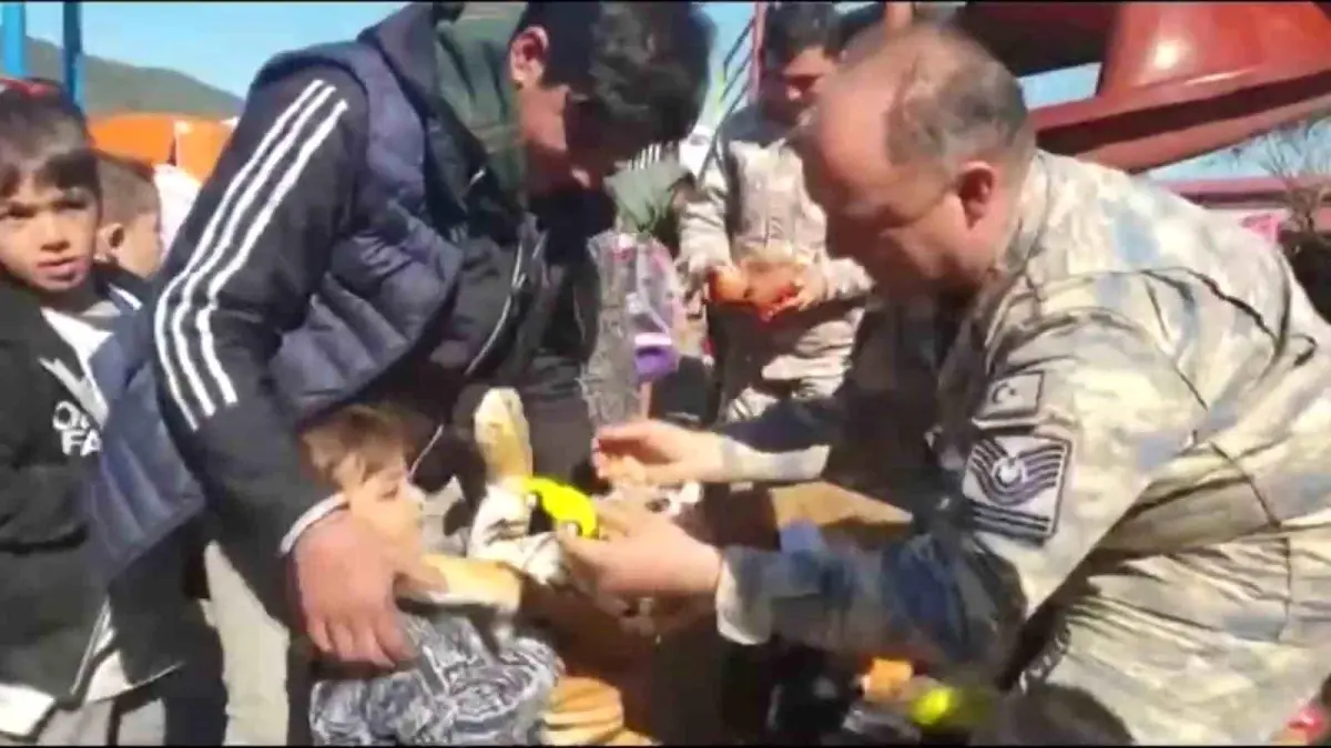 Mehmetçik yardım malzemelerini ihtiyaç sahiplerine ulaştırıyor