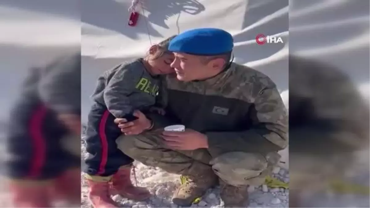 Minik kız dakikalarca Mehmetçik\'in omzunda yattı