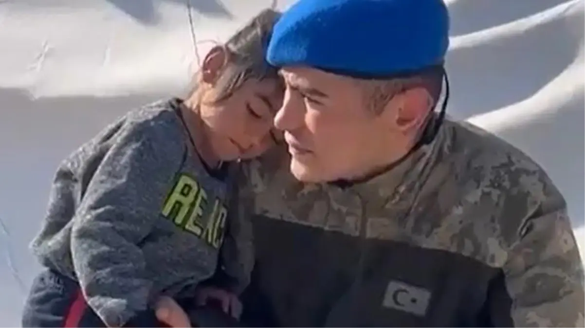 MSB paylaştı! Minik çocuk dakikalarca Mehmetçik\'in omzunda yattı