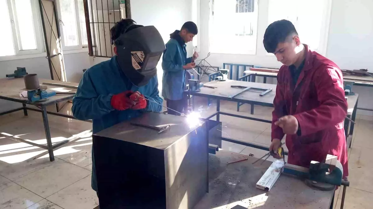 Okul atölyesinde depremzedeler için soba üretiyorlar