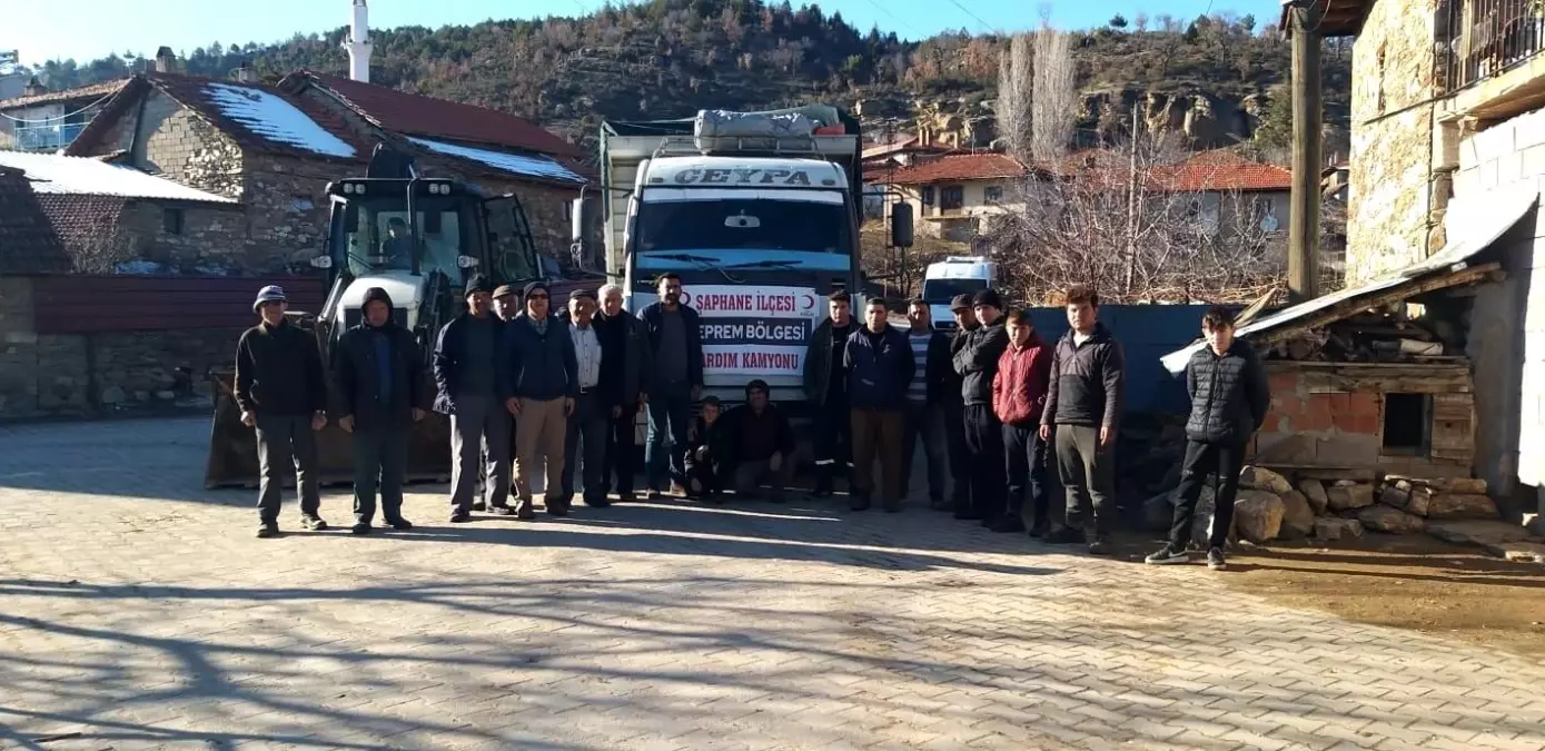 Şaphane\'den deprem bölgesine 2 kamyon odun