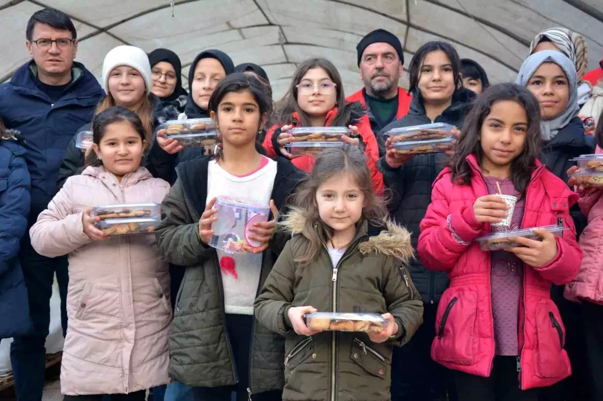 Sındırgılı çocuklar kumbaralarını depremzedeler için kırdı