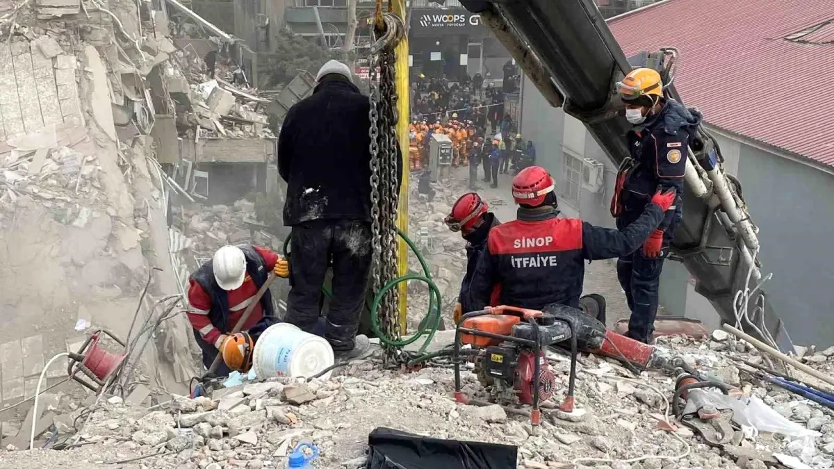 Sinop İtfaiyesi, 7 yaralı ve 36 cansız bedeni enkaz altından çıkardı