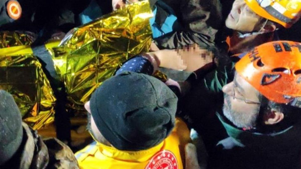 Son Dakika: 260. saatte gelen mucize! Hatay'da 10 yaşındaki Osman enkazdan sağ çıkarıldı