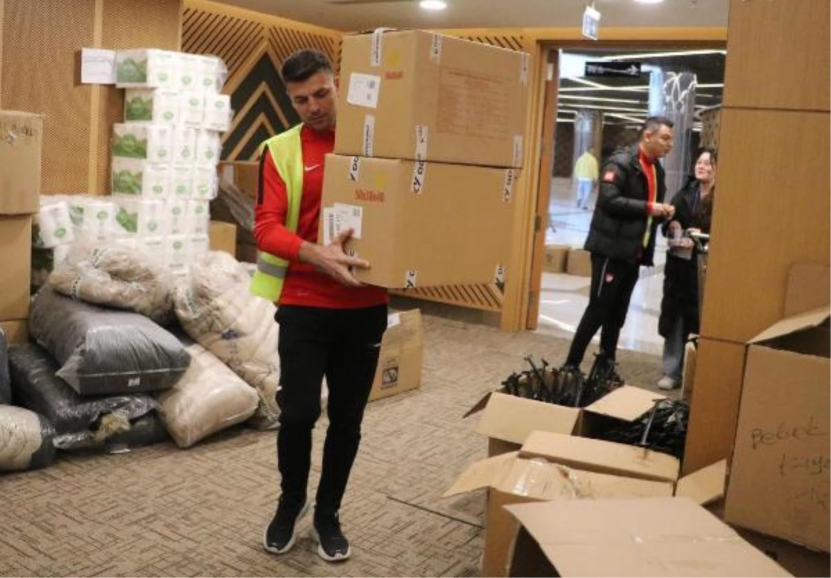 SPOR SPOR Süper Lig hakemi Ümit Öztürk, depremzedelerin yaralarını sarmak için gönüllü çalışıyor