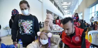 Tekerlekli sandalyesiyle depremzedelerin yardımına koşuyor