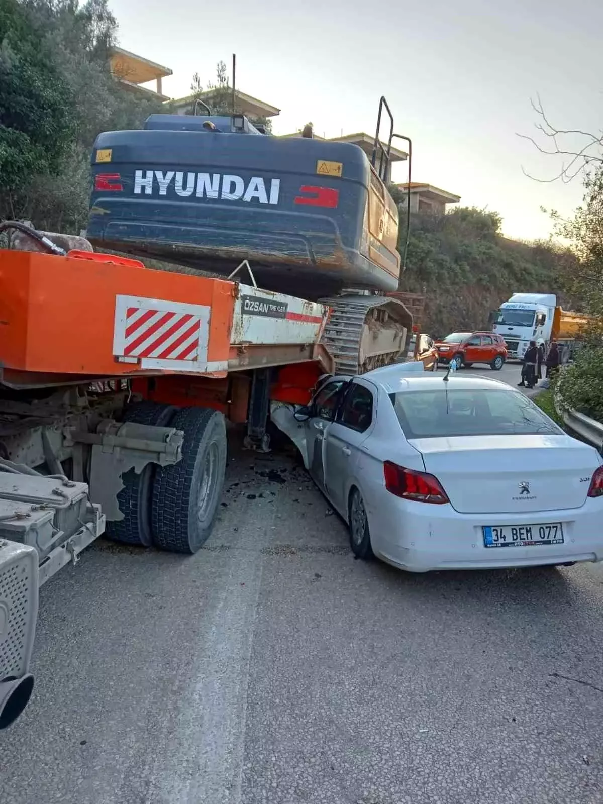 Tırın altına giren araçtan yaralı çıktılar