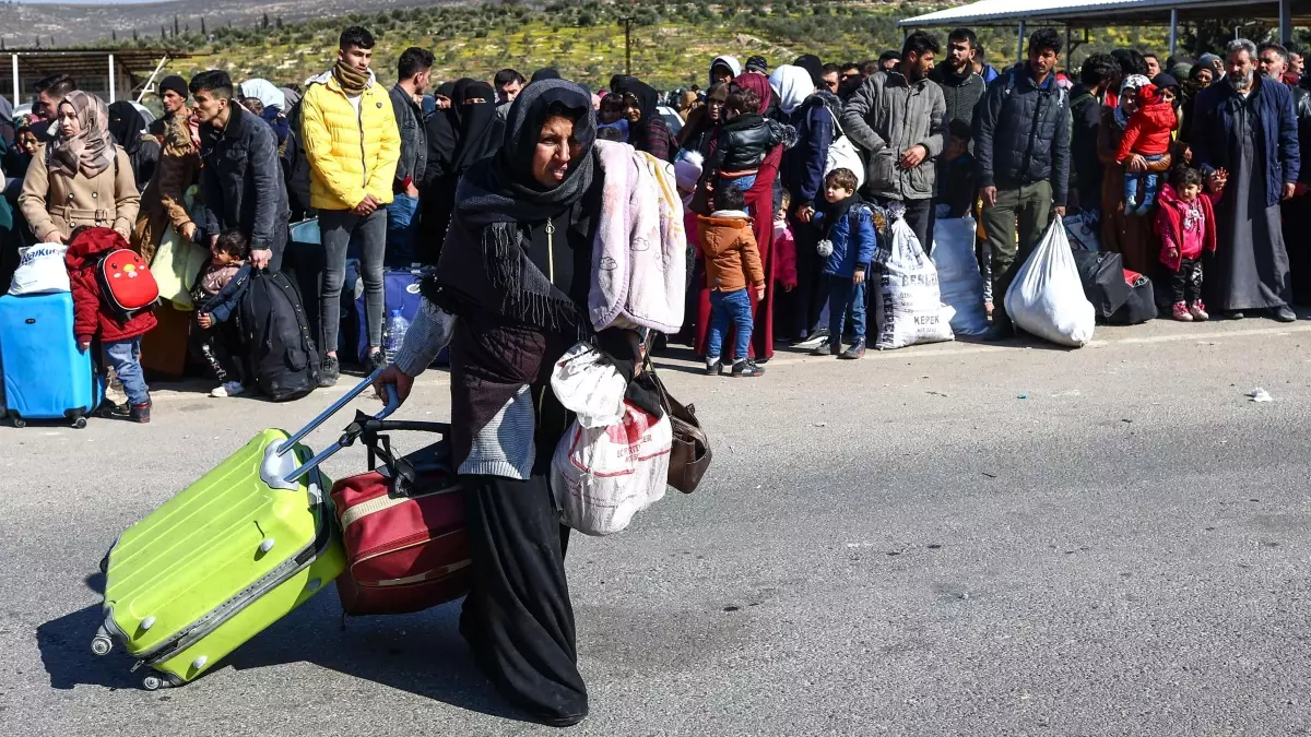 Türkiye\'deki yüzlerce Suriyeli deprem sonrası Suriye\'ye gitti