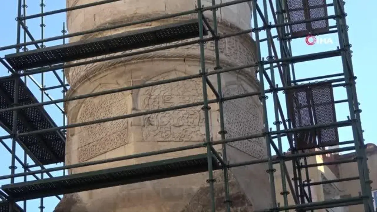 5 asırlık Parlı Sefa camisinin minaresi depremden zarar gördü