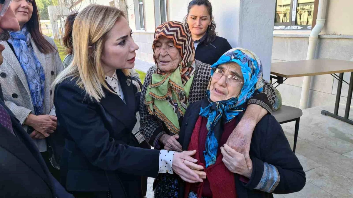 AK Parti Muğla Milletvekili Gökcan Fethiye\'de depremzede aileleri ziyaret etti