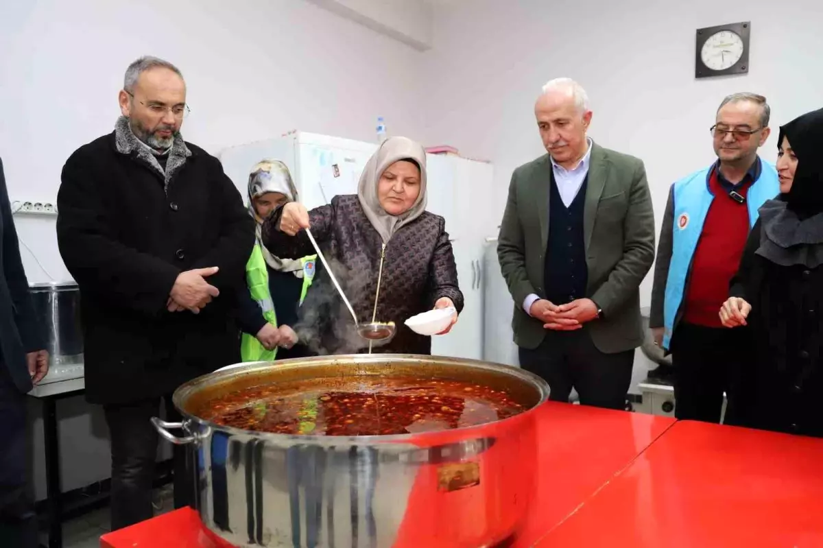 Akdeniz\'de depremzedeler için günlük 2 bin kişilik sıcak yemek çıkıyor