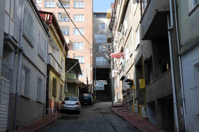 Altından sokak geçen apartman deprem sonrası tekrar akıllara geldi Altından sokak geçen apartman deprem sonrası tekrar akıllara geldi