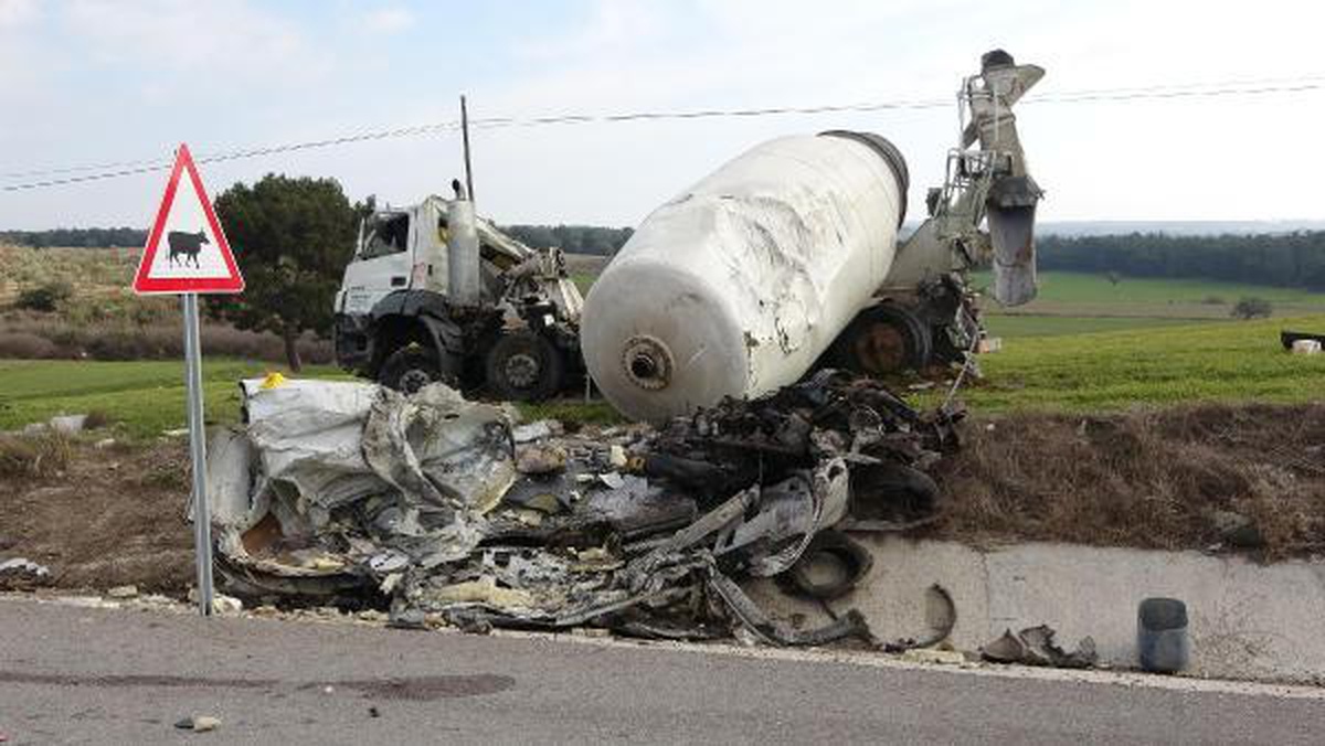 BETON MİKSERİ HAFİF TİCARİ ARACA ÇARPTI 1 ÖLÜ, 1 YARALI