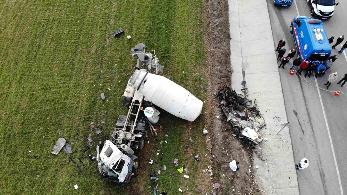 Çanakkale\'de karşı şeride geçen beton mikseri ticari araca çarptı: 1 ölü