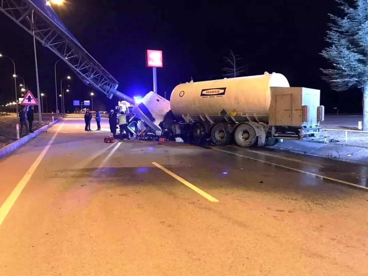 Çavdarhisar\'da oksijen gazı yüklü tanker direğe çarptı, sürücü ağır yaralı