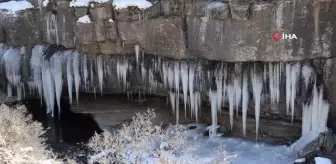 Dağlarda buz sarkıtları görsel şölen oluşturdu