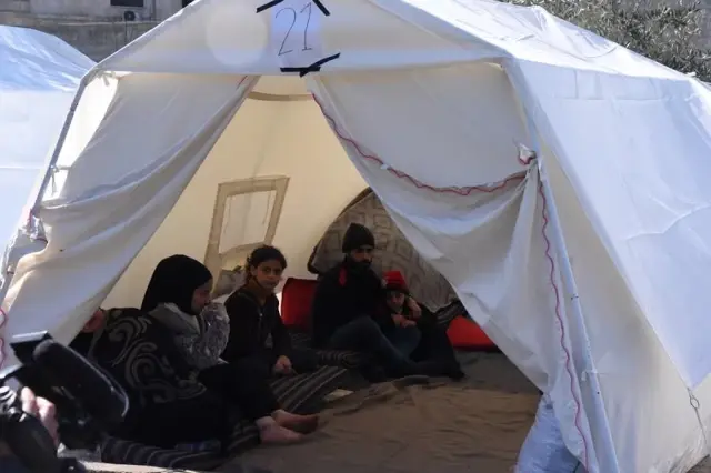 Deprem Sonrası Gidecek Yeri ve Parası Olmayan Suriyeliler Parklara Sığındı