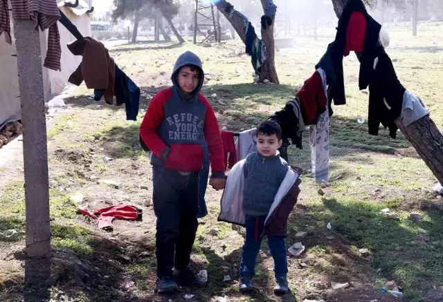 Deprem Sonrası Gidecek Yeri ve Parası Olmayan Suriyeliler Parklara Sığındı