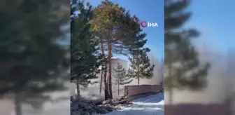 Depremde hasar alan caminin minaresi kontrollü olarak yıkıldı