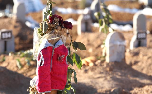 Depremde hayatını kaybedenlerin mezarlarına, yürek yakan hatıraları diziliyor
