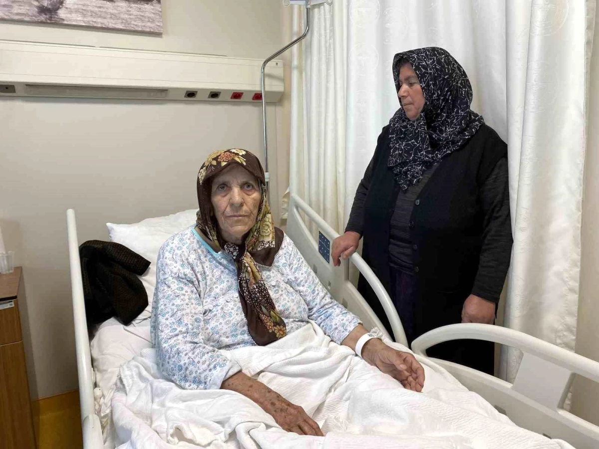 Depreme hastanede yakalanan 84 yaşındaki Emine Teyze\'yi hemşire kurtardı