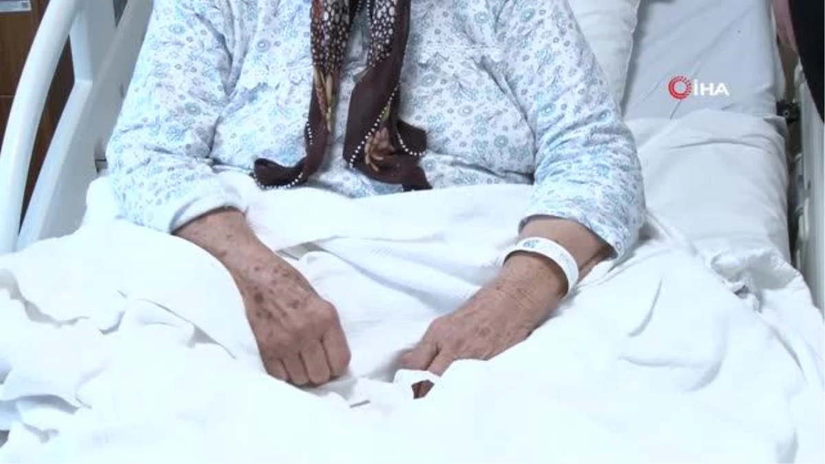 Depreme hastanede yakalanan 85 yaşındaki Emine Teyze: "Sağ olsun beni hemşire kurtardı"