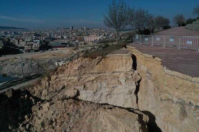 Depremin ardından Gaziantep'teki Derin Çukur Caddesi'nde 'derin çukur' oluştu Depremin ardından Gaziantep'teki Derin Çukur Caddesi'nde 'derin çukur' oluştu