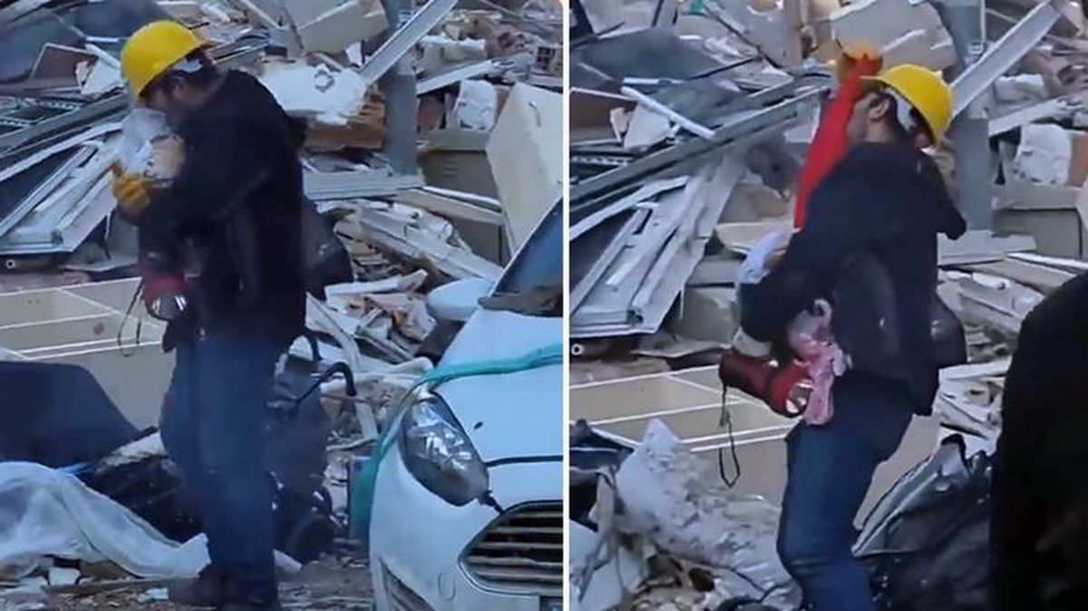 Enkazın başına gelen baba, kaybettiği evladının kıyafetlerine sarılıp ağladı