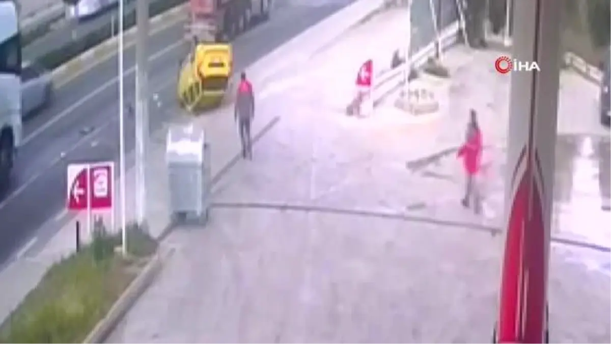 Hareket halindeki tankere arkadan çarpan otomobil takla attı