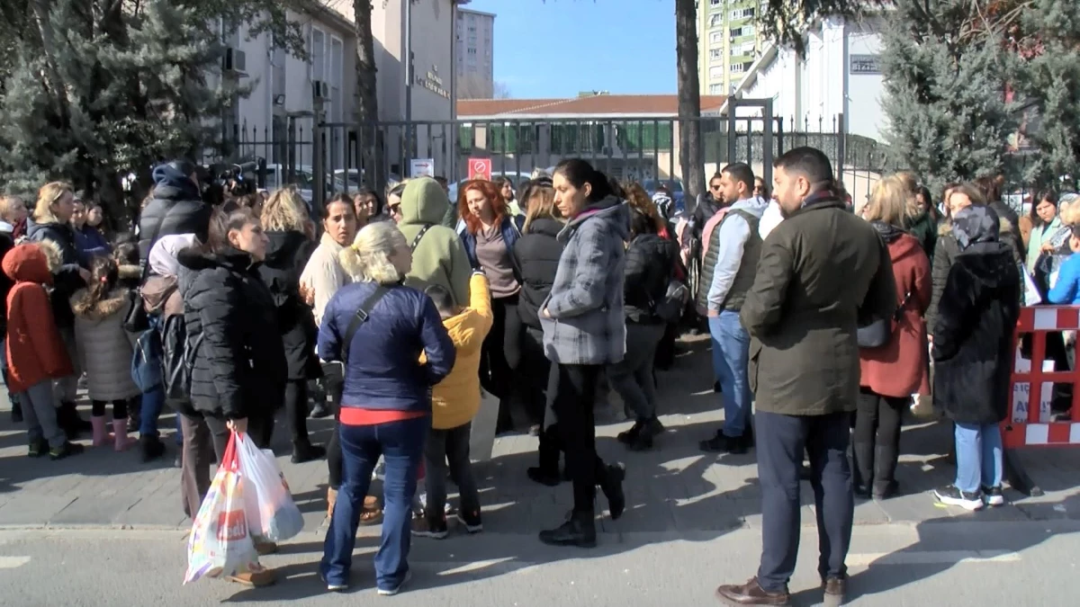 İstanbul\'da bir garip olay! Okul riskli diye yıkım kararı alındı, veliler eylem yaptı