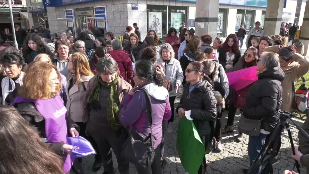 İzmirli Kadınlardan Hükümete \'Deprem\' Protestosu