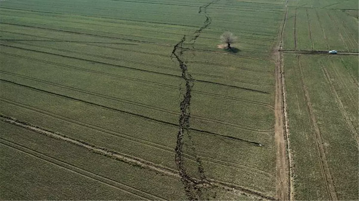 Deprem sonrası akılalmaz görüntüler! Kahramanmaraş\'ta fay hattının geçtiği tarlalar ikiye bölündü