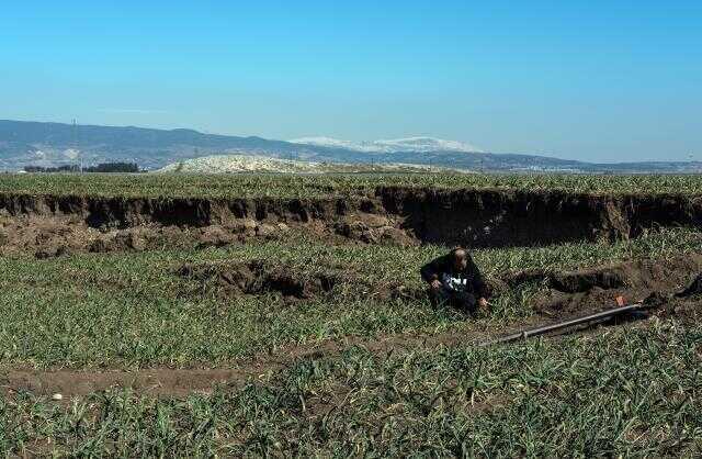 Kahramanmaraş'ta fay hattının geçtiği tarlalar ikiye bölündü