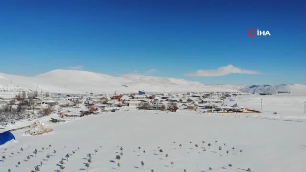 Kar yağışıyla beyaza bürünen mahalle böyle görüntülendi