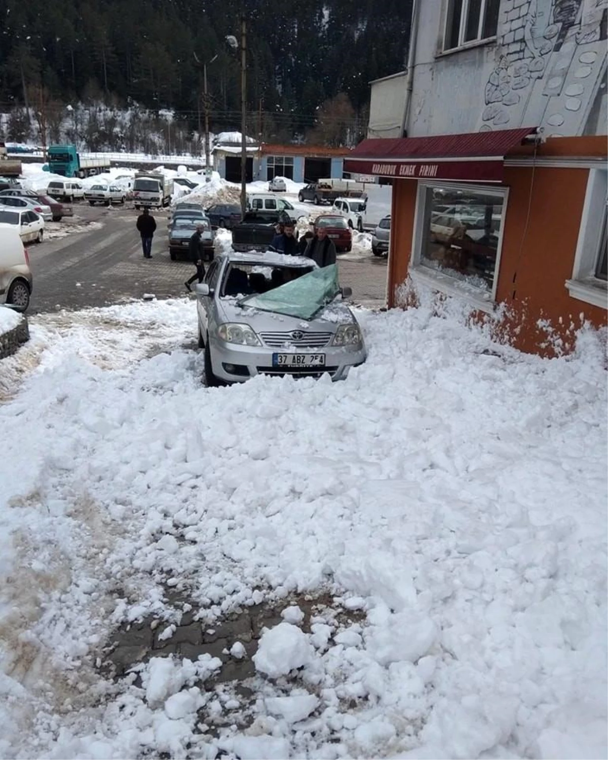 Kastamonu\'da çatıdan düşen kar kütlesi park halindeki araca zarar verdi