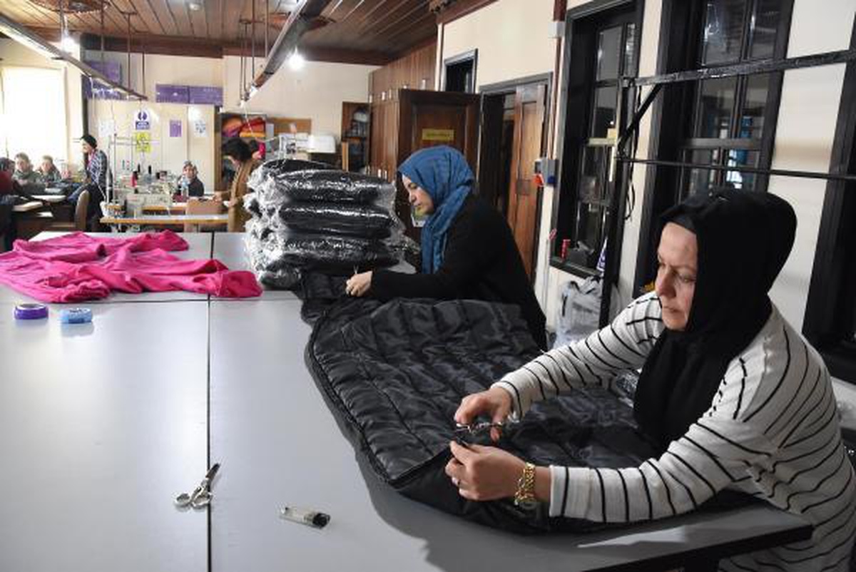 KÜTAHYA\'DA ÖĞRENCİ VE ÖĞRETMENLER, DEPREMZEDELER İÇİN SERİ ÜRETİMDE