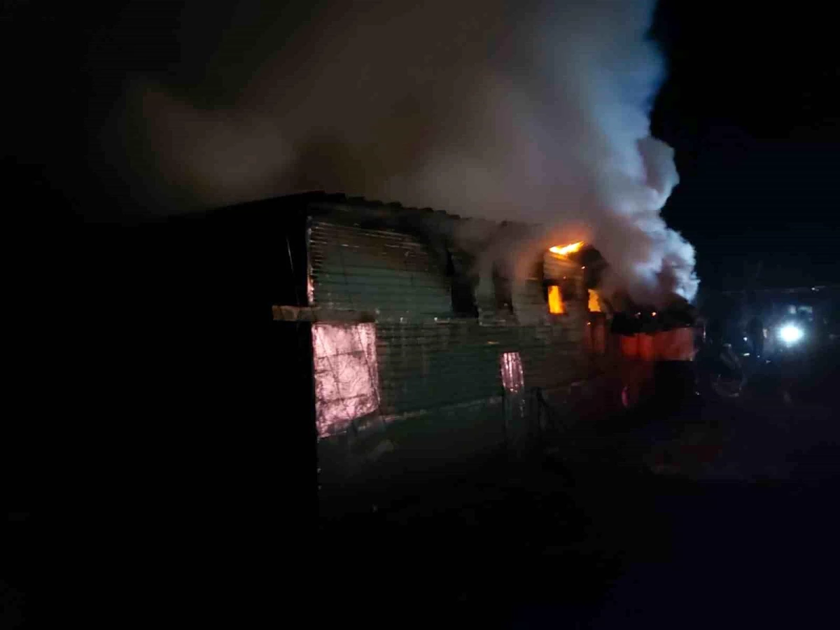 Marmaris\'te prefabrik ev tamamen yandı