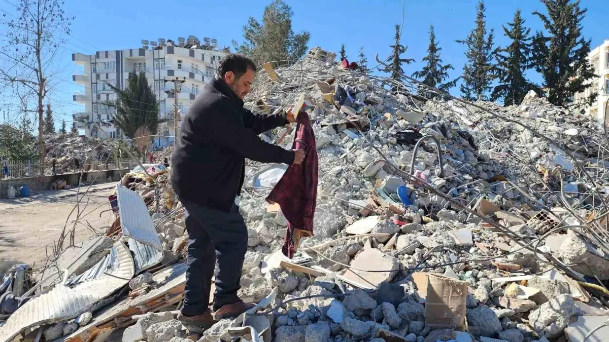 Önce üniversite öğrencisi oğlunu göçük altından çıkardı, şimdi enkaz içinde ders notlarını arıyor